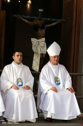 Un mar de católicos participan en primera misa del 2016