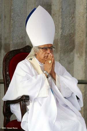 Un mar de católicos participan en primera misa del 2016