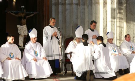 Un mar de católicos participan en primera misa del 2016