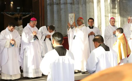 Un mar de católicos participan en primera misa del 2016