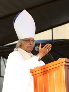 Un mar de católicos participan en primera misa del 2016