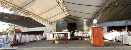 Un mar de católicos participan en primera misa del 2016