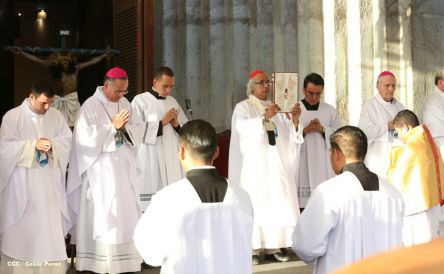 Un mar de católicos participan en primera misa del 2016