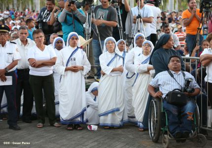 Un mar de católicos participan en primera misa del 2016