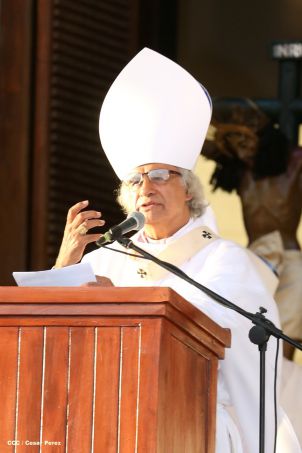 Un mar de católicos participan en primera misa del 2016