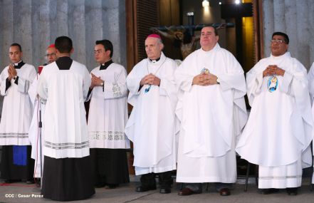 Un mar de católicos participan en primera misa del 2016