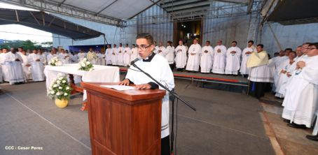 Un mar de católicos participan en primera misa del 2016