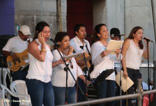 Un mar de católicos participan en primera misa del 2016