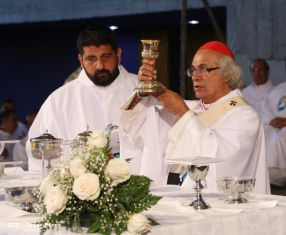 Un mar de católicos participan en primera misa del 2016