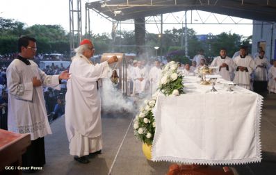 Un mar de católicos participan en primera misa del 2016
