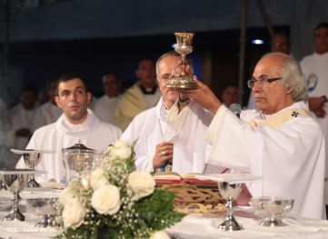 Un mar de católicos participan en primera misa del 2016