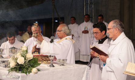 Un mar de católicos participan en primera misa del 2016