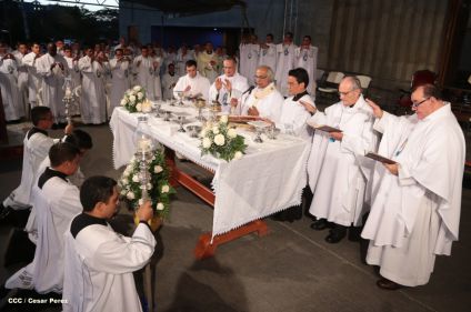 Un mar de católicos participan en primera misa del 2016
