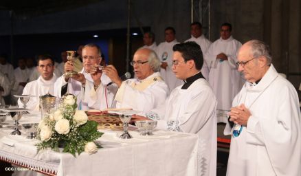 Un mar de católicos participan en primera misa del 2016