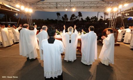 Un mar de católicos participan en primera misa del 2016
