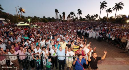 Un mar de católicos participan en primera misa del 2016