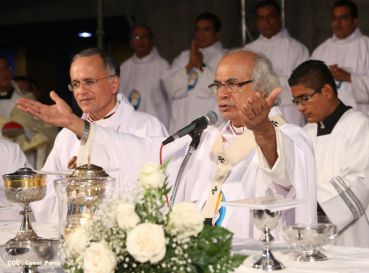 Un mar de católicos participan en primera misa del 2016