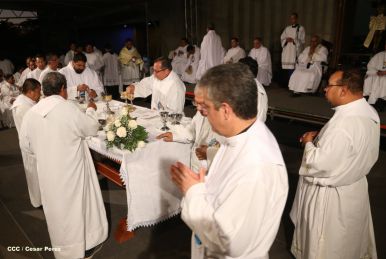 Un mar de católicos participan en primera misa del 2016