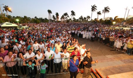 Un mar de católicos participan en primera misa del 2016