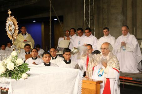 Un mar de católicos participan en primera misa del 2016