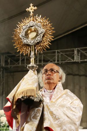 Un mar de católicos participan en primera misa del 2016