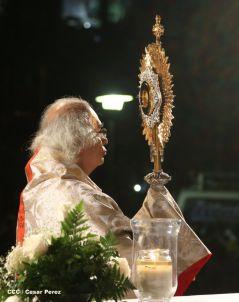 Un mar de católicos participan en primera misa del 2016