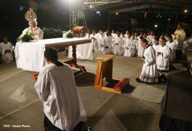 Un mar de católicos participan en primera misa del 2016