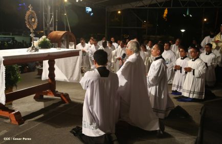 Un mar de católicos participan en primera misa del 2016