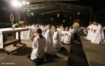 Un mar de católicos participan en primera misa del 2016