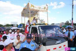 Un mar de católicos participan en primera misa del 2016