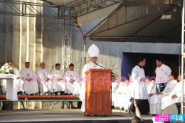 Un mar de católicos participan en primera misa del 2016
