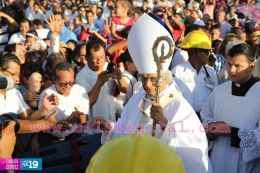 Un mar de católicos participan en primera misa del 2016