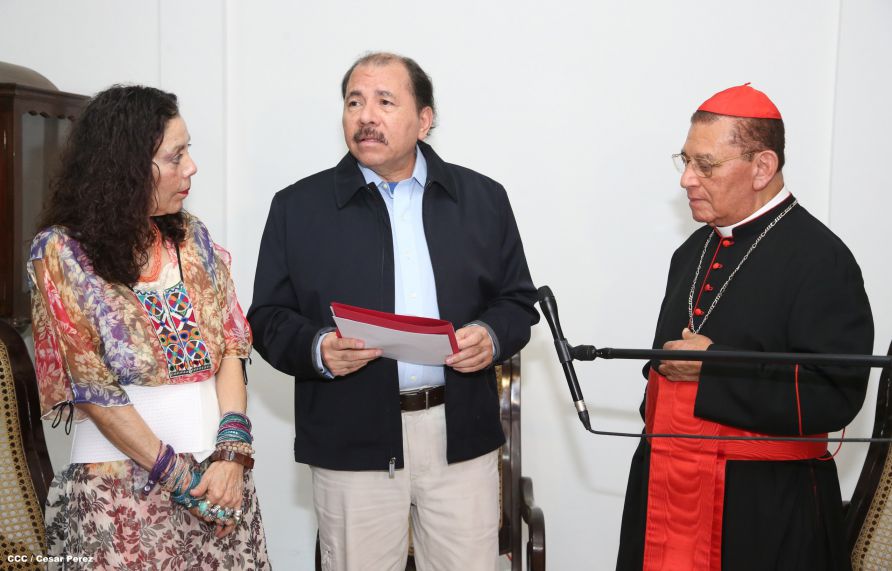 Daniel y Rosario saludan al Cardenal Miguel en su 90 Aniversario Natal