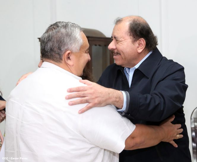 Daniel y Rosario saludan al Cardenal Miguel en su 90 Aniversario Natal