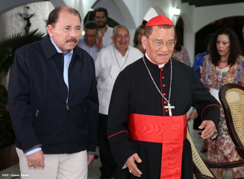 Daniel y Rosario saludan al Cardenal Miguel en su 90 Aniversario Natal