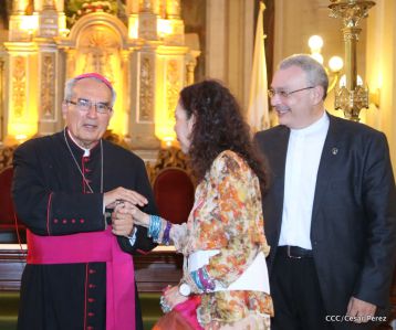 Daniel y Rosario participan en solemne ceremonia del centenario del Inmortal Rubén Darío en León