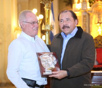 Daniel y Rosario participan en solemne ceremonia del centenario del Inmortal Rubén Darío en León