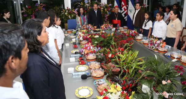 Daniel y Rosario reconocen a estudiantes y maestros destacados