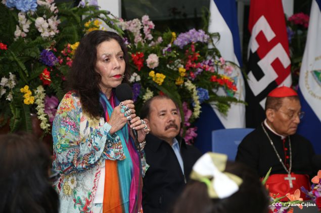 Daniel y Rosario reconocen a estudiantes y maestros destacados