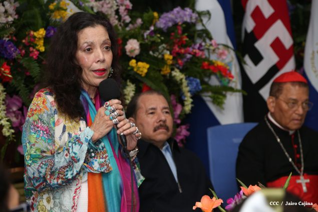 Daniel y Rosario reconocen a estudiantes y maestros destacados