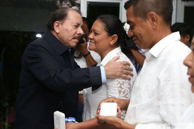 Daniel y Rosario reconocen a estudiantes y maestros destacados