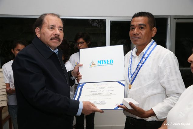 Daniel y Rosario reconocen a estudiantes y maestros destacados