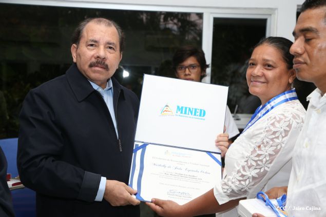 Daniel y Rosario reconocen a estudiantes y maestros destacados