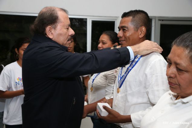 Daniel y Rosario reconocen a estudiantes y maestros destacados