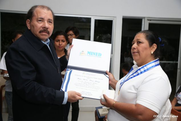 Daniel y Rosario reconocen a estudiantes y maestros destacados