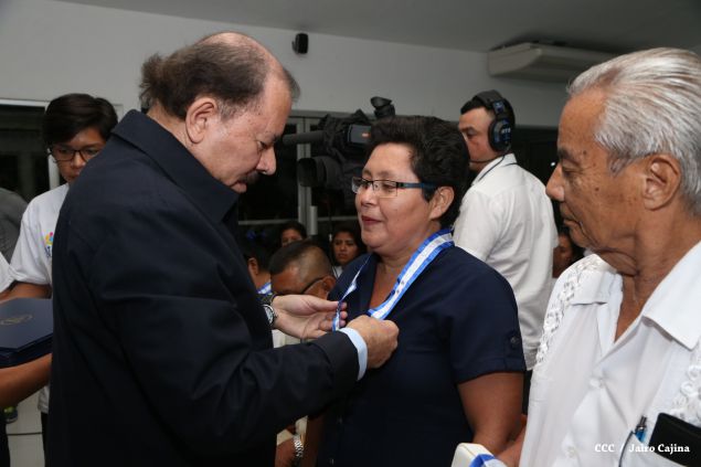 Daniel y Rosario reconocen a estudiantes y maestros destacados