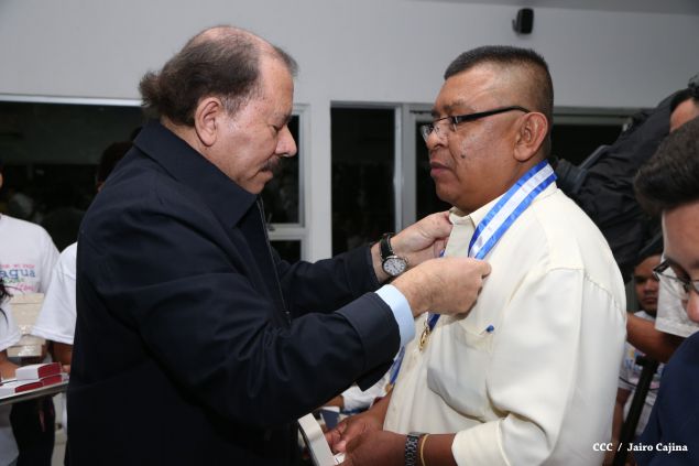 Daniel y Rosario reconocen a estudiantes y maestros destacados