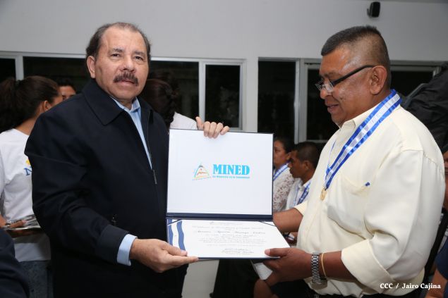 Daniel y Rosario reconocen a estudiantes y maestros destacados