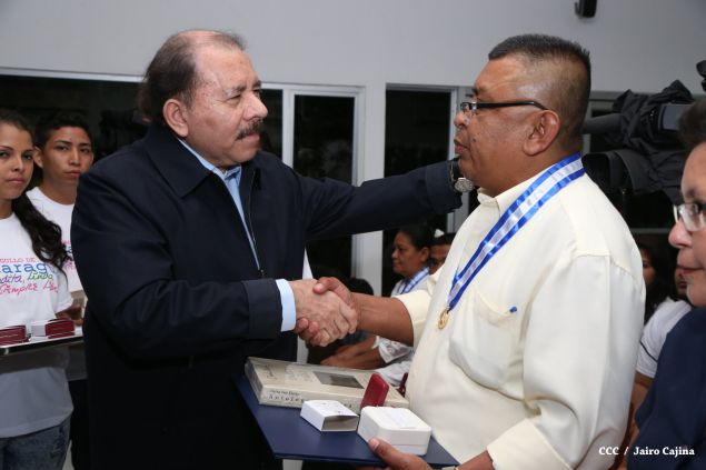 Daniel y Rosario reconocen a estudiantes y maestros destacados