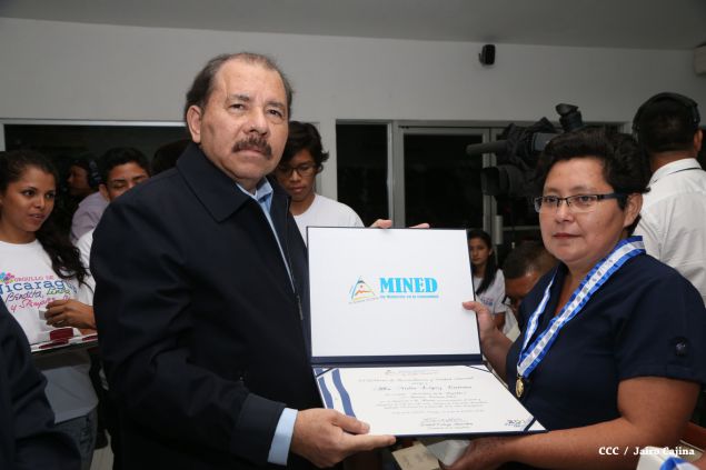 Daniel y Rosario reconocen a estudiantes y maestros destacados